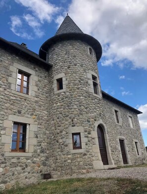 Exterior - Beautiful manor house a stone's throw from Château de Val and the Auvergne mountains (Lanobre)