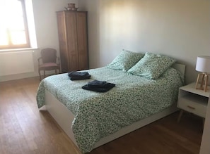 Iron/ironing board, bed sheets - Beautiful manor house a stone's throw from Château de Val and the Auvergne mountains (Lanobre)