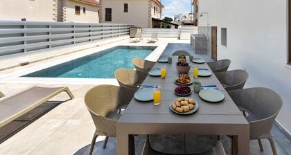 Delina Coastal Villa Steps from Everything
