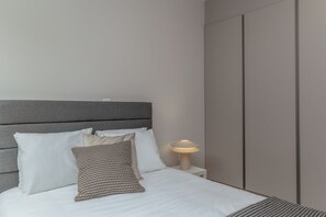 Room - Spacious Riviera Apartment Walk to Beach & Cafés (Voula)