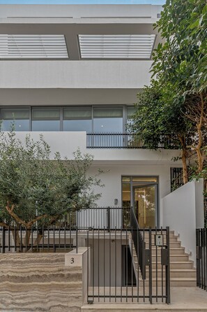 Exterior detail - Spacious Riviera Apartment Walk to Beach & Cafés (Voula)