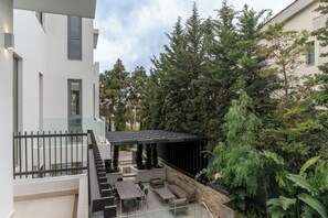 Outdoor dining - Spacious Riviera Apartment Walk to Beach & Cafés (Voula)
