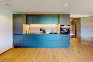 Coffee/tea maker, fridge, oven, stovetop - WeitBlick Zugspitze – Alpine Design & Panoramic Views for 4 People (Farchant)