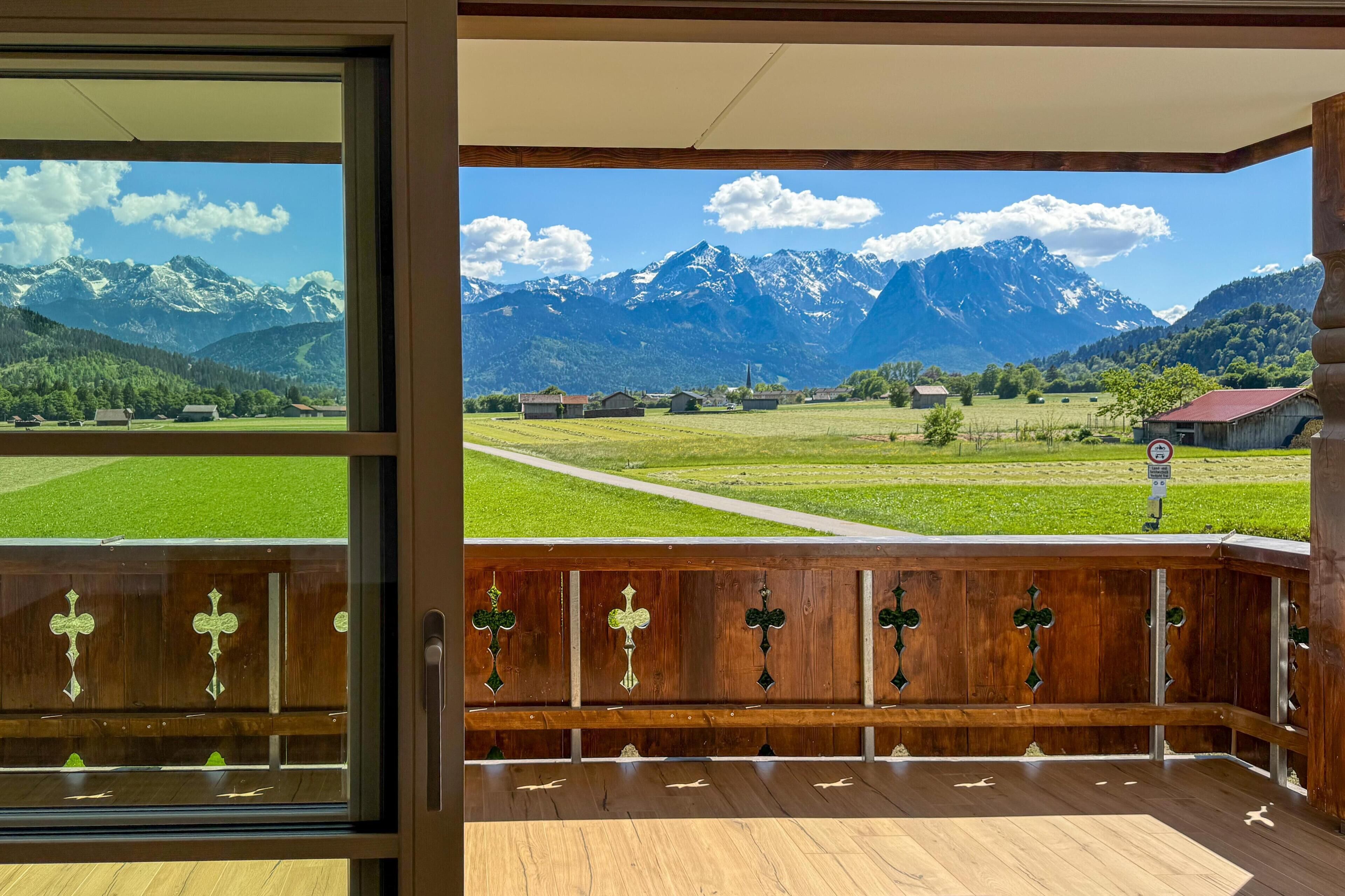 Ein Holzbalkon mit Blick auf eine Berglandschaft.