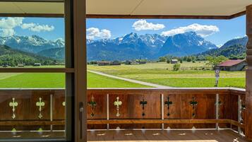 Ein Holzbalkon mit Blick auf eine Berglandschaft.