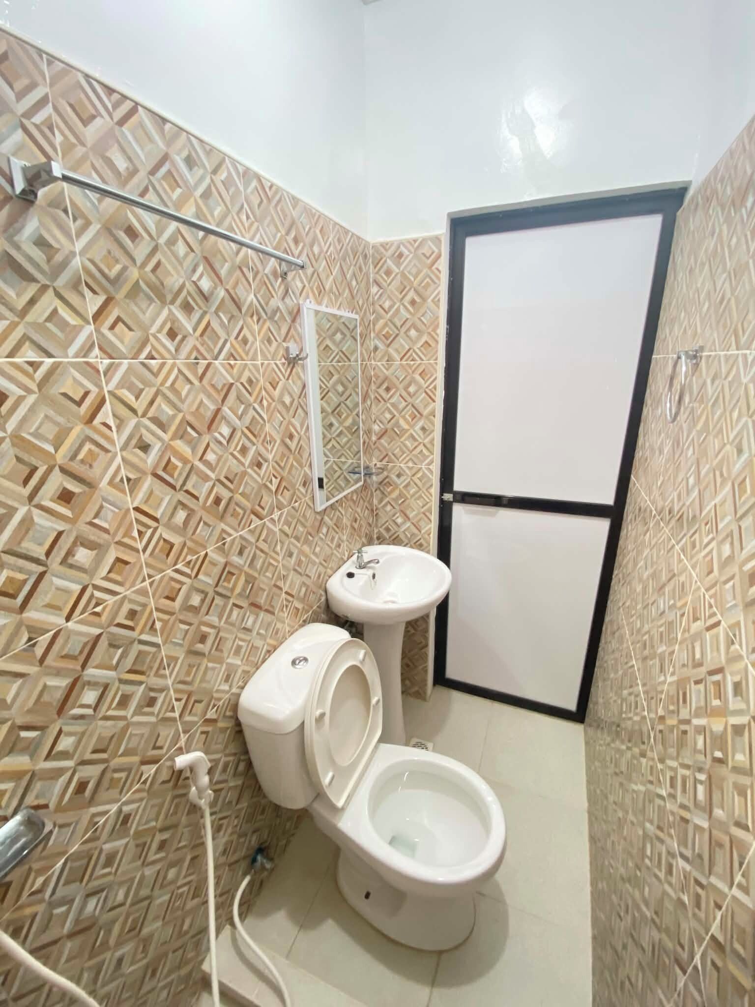 Douche, bidet, serviettes fournies, savon