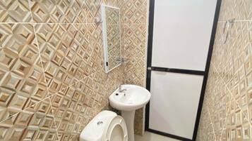 Douche, bidet, serviettes fournies, savon