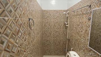 Douche, bidet, serviettes fournies, savon