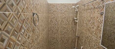 Dusche, Bidet, Handtücher, Seife