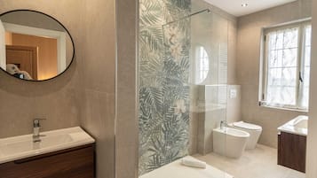 Kamar Quadruple Standar, pemandangan kebun | Kamar mandi | Shower, perlengkapan mandi gratis, pengering rambut, dan kloset