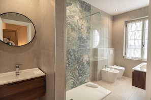 Kamar Quadruple Standar, pemandangan kebun | Kamar mandi | Shower, perlengkapan mandi gratis, pengering rambut, dan kloset