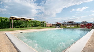 Una piscina al aire libre de temporada