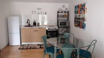 Frigorifero, microonde, forno, piano cottura