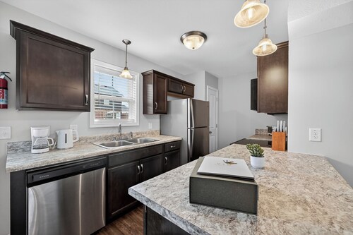Bright, Modern 2 bedroom Home Away From Home