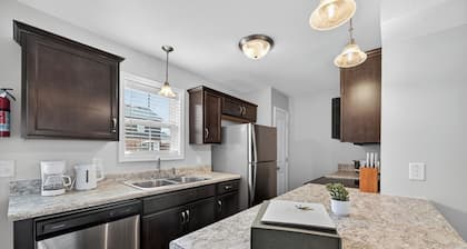 Bright, Modern 2 bedroom Home Away From Home