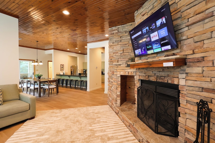 Pool Table, Hot Tub, Indoor Sauna, Outdoor Spaces, Big Kitchen In Gatlinburg! - Pigeon Forge, TN
