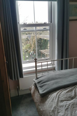 1 habitación, tabla de planchar con plancha, wifi gratis y ropa de cama 