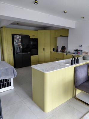 Fridge, microwave, oven, stovetop - Cozy Retreat in Fareham (Fareham)