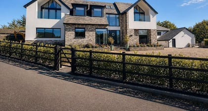 Rochester Retreat, Spacious 5 Bedroom House