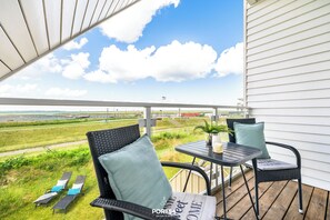Outdoor dining - Sunset Seaview II Marina Wendtorf holiday home by the beach with sea view (Wendtorf)