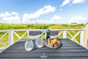 Outdoor dining - Sunset Seaview II Marina Wendtorf holiday home by the beach with sea view (Wendtorf)