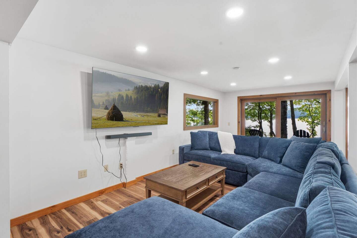 Lakefront Seneca Lake Retreat With A Private Beach, Dock, Hot Tub, And Game Room. Minutes From Wineries And Watkins Glen. Pet Friendly. - Watkins Glen, NY
