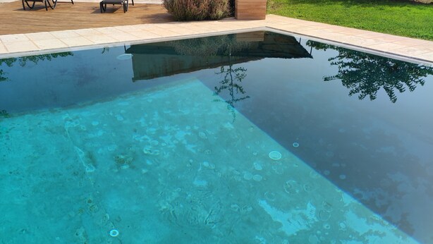 A clear swimming pool with a wooden deck and lounge chairs. - VERY QUIET COUNTRY HOUSE NEAR INCA (Inca)