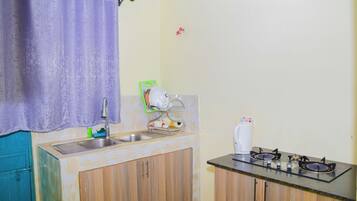 Privékeuken | Een minikoelkast, een microgolfoven, een oven, een kookplaat