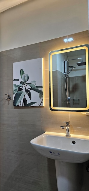 Appartement, balkon, uitzicht op resort | Badkamer | Een douche, een haardroger, handdoeken