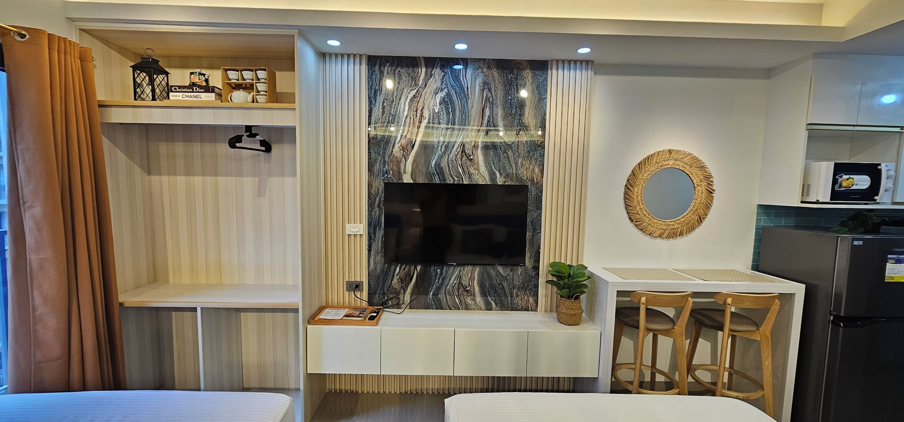 Condo, balcon, vue sur le complexe | Aire de séjour
