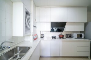 Private kitchen - Tyms 2BR 1BA Family Serviced Residence (Shanghai)