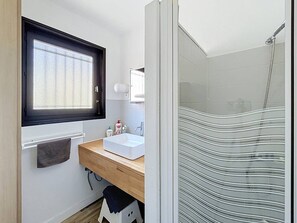 A bathroom with a window, a sink, and a shower. - Villa lake view, pets welcome - 6 guests (Soustons)