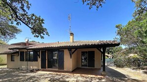 A single-story building with a tiled roof, a covered porch, and a satellite dish. - Villa lake view, pets welcome - 6 guests (Soustons)