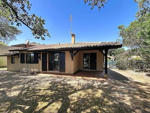 A single-story building with a tiled roof, a covered porch, and a satellite dish. - Villa lake view, pets welcome - 6 guests (Soustons)