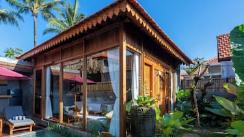 Villa de luna de miel, vistas a la piscina | Caja fuerte, espacio para trabajar con un portátil, cortinas opacas