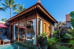 Villa – honeymoon, bassengutsikt | Safe på rommet, skrivebord for bærbar PC og blendingsgardiner