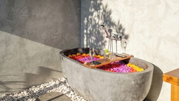 Villa til brudepar - udsigt til pool | Badeværelse | Separat badekar og bruser, hårtørrer, hjemmesko, håndklæder