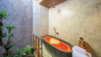 Honeymoon-Villa, Poolblick | Badezimmer | Badewanne und Dusche (separat), Haartrockner, Hausschuhe, Handtücher