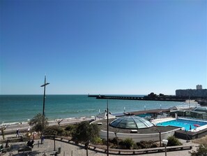 Ein Küstenhotel mit Pool, einer Pier und Blick aufs Meer.