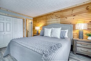 Room - Smoky Mountain Condo w/ Pool, Hot Tub, Sauna & Views Sleeps 4 (Gatlinburg)