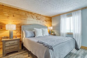 Iron/ironing board, bed sheets