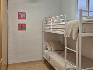 Room - Seafront apartment, Wi-Fi included (Torredembarra)