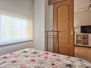 Room - Seafront apartment, Wi-Fi included (Torredembarra)