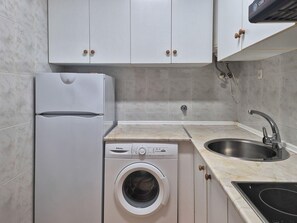 Private kitchen - Seafront apartment, Wi-Fi included (Torredembarra)