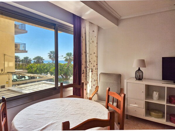 Dining - Seafront apartment, Wi-Fi included (Torredembarra)