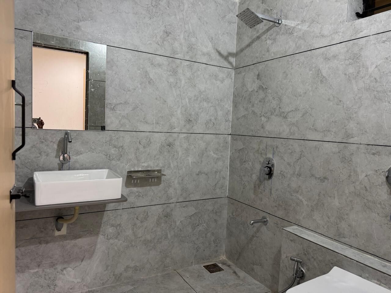 Quarto casal luxo, vista para o jardim | Banheiro | Chinelos, toalhas de banho, sabonete, shampoo