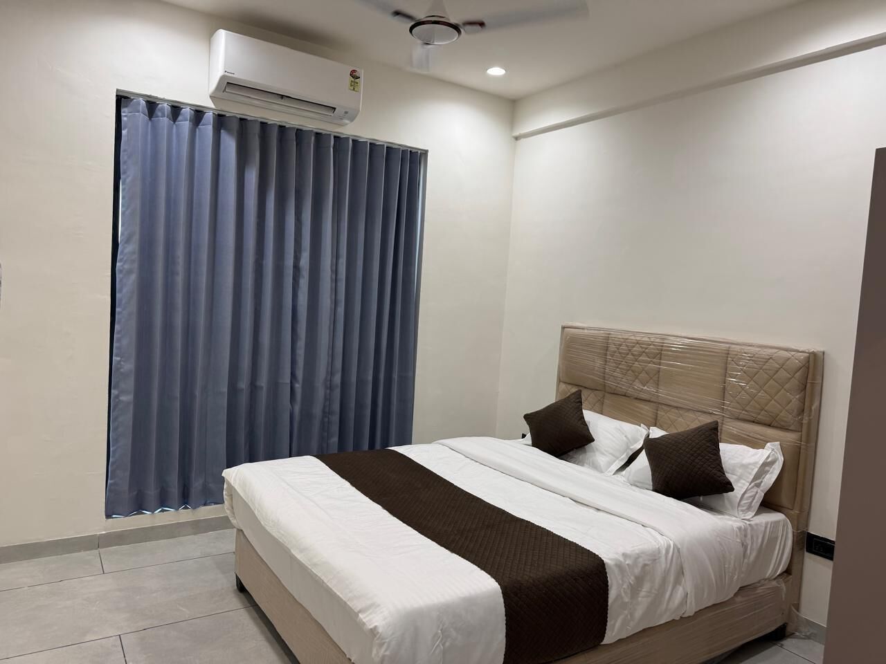 Quarto casal luxo, vista para o jardim | Cofres nos quartos, escrivaninha, espaço de trabalho para notebook