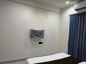 Quarto casal luxo, vista para o jardim | Cofres nos quartos, escrivaninha, espaço de trabalho para notebook