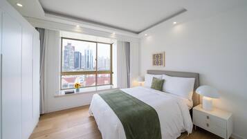Departamento de lujo, 2 habitaciones, para no fumadores, vista a la ciudad | Cortinas blackout, insonorización y tabla de planchar con plancha