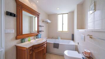 Departamento de lujo, 2 habitaciones, para no fumadores, vista a la ciudad | Baño | Pantuflas